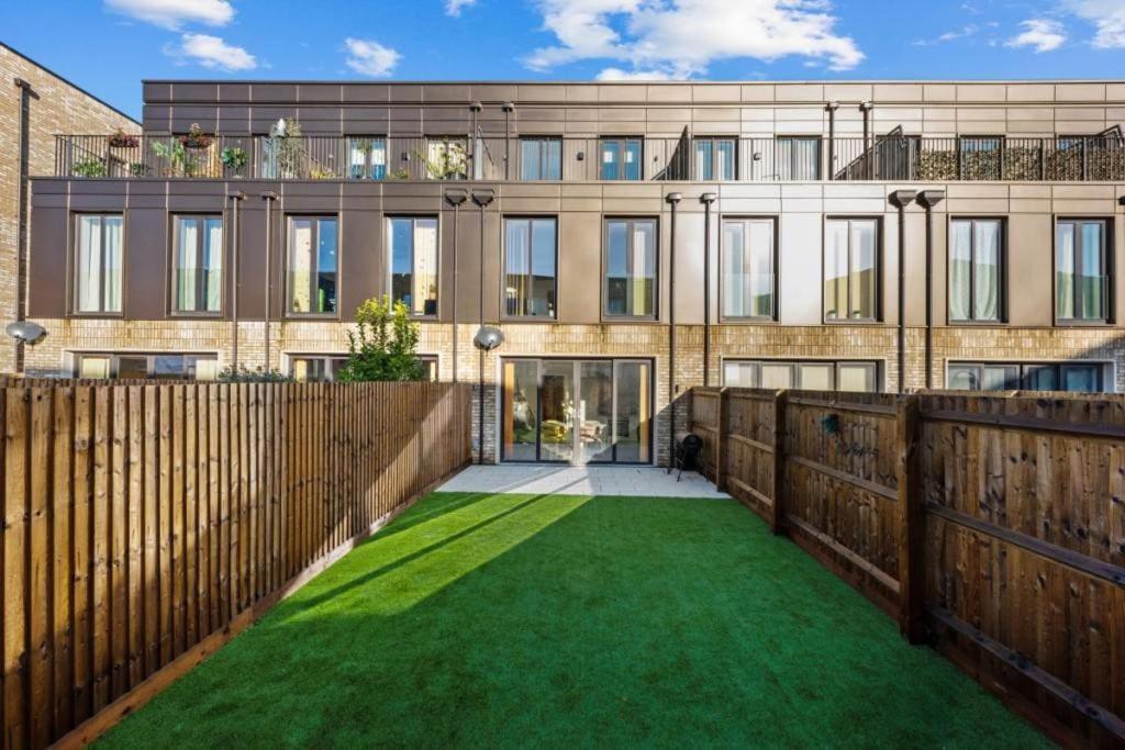 Amazing New Built Townhouse With Garden In London Vila Hendon Exterior foto